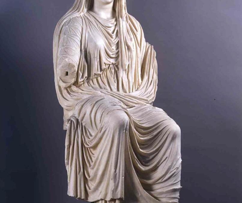 2737. Escultura sedente de Livia.